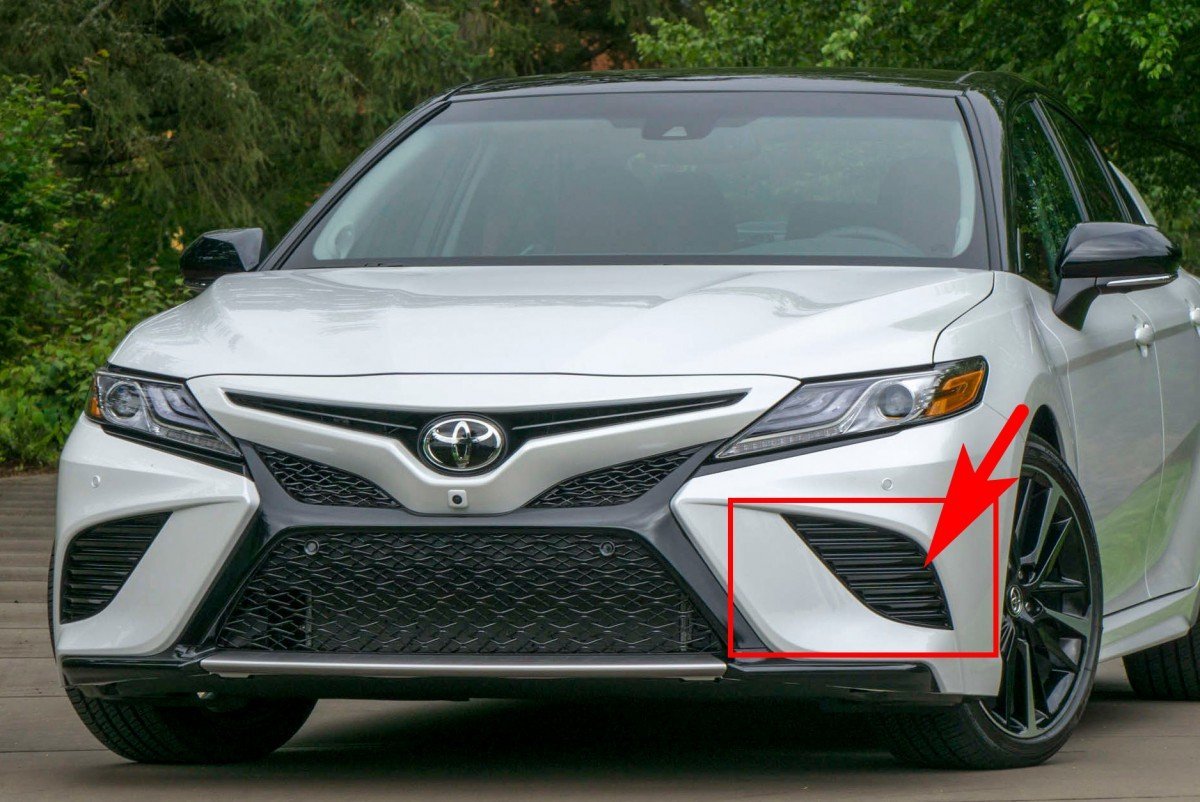 Заглушка в бампер ліва Toyota Camry SE / XSE 70 2018+