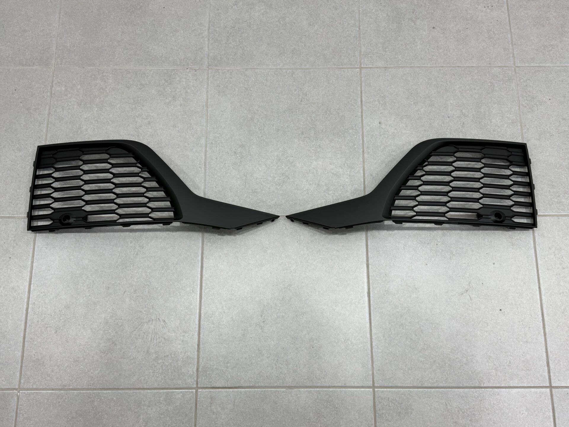 Решітки бампера S-Line BLACK для Audi Q7 2020-2024 2шт, ліва 4M0 890 681 B / права 4M0 890 682 B