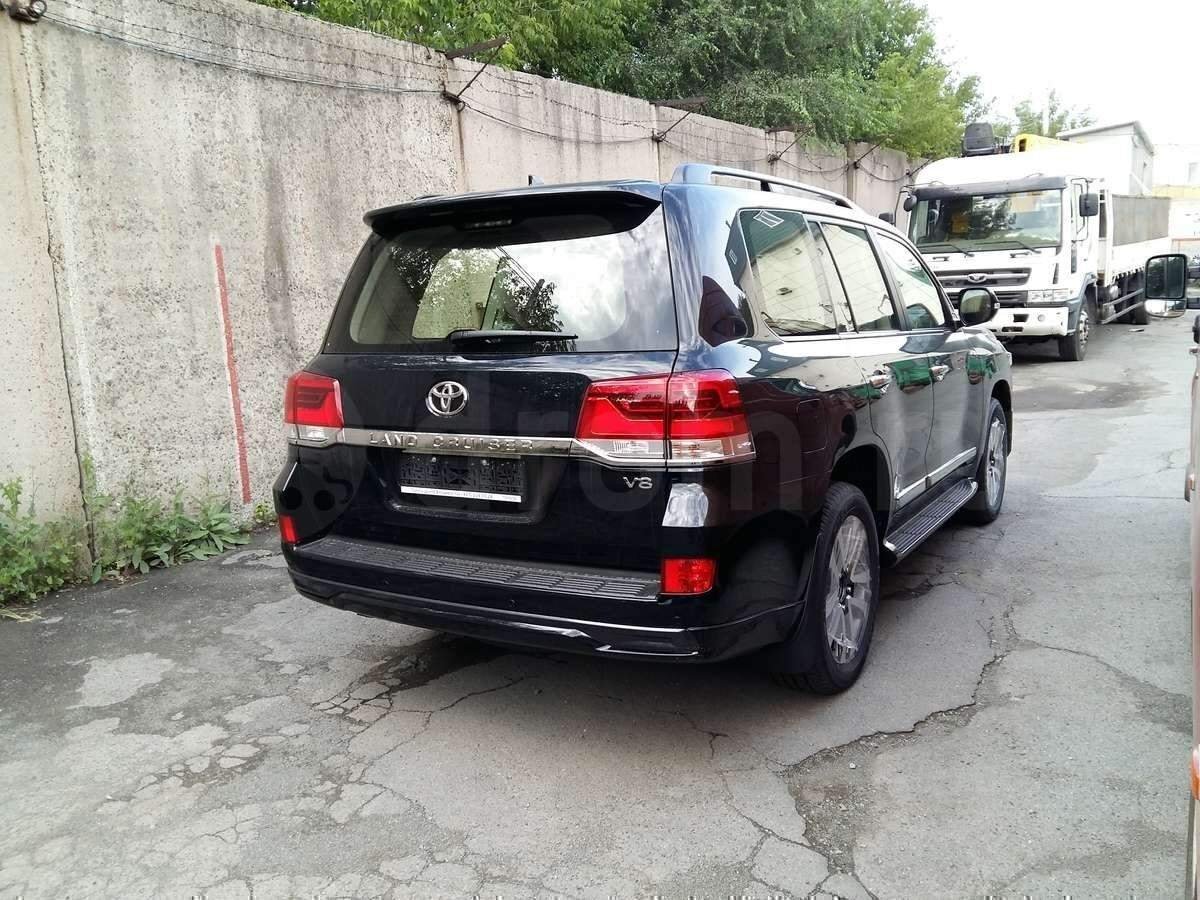 Спойлер козирок Toyota Land Cruiser 200 2016+ ABS пластик у чорному кольорі