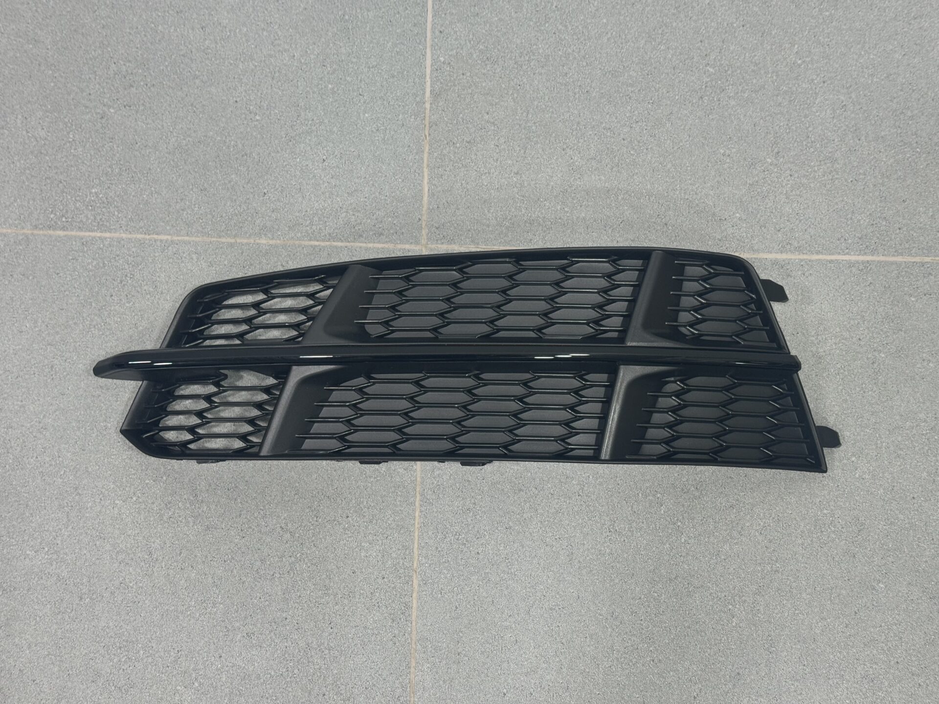 Решітка в бампер ліва BLACK S Line - AUDI A6 (С7 рест.) 4G0807681AN