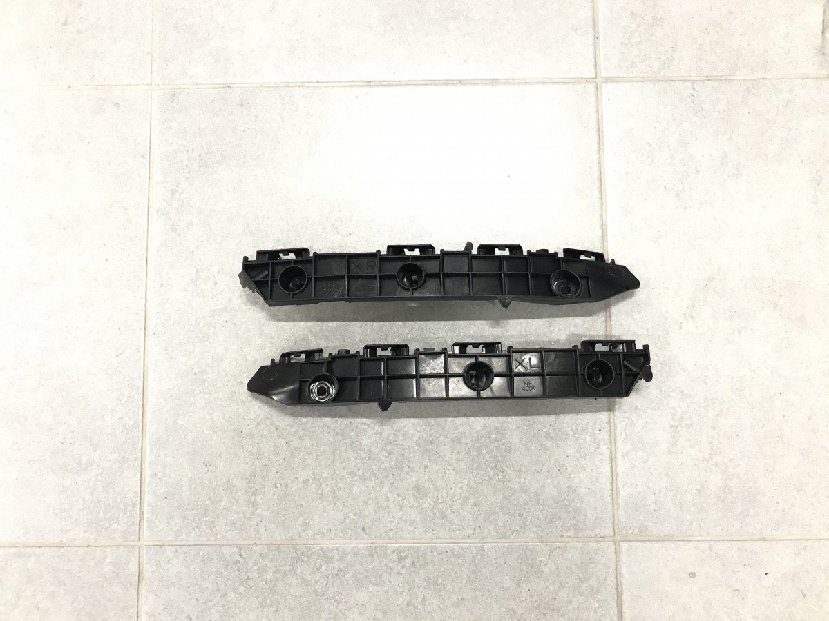 Кріплення переднього бампера 5211660220 / 5211560180 Lexus LX 570 2008-2015 пластик 2 шт.