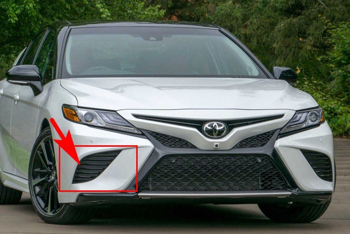 Заглушка в бампер права Toyota Camry SE / XSE 70 2018+