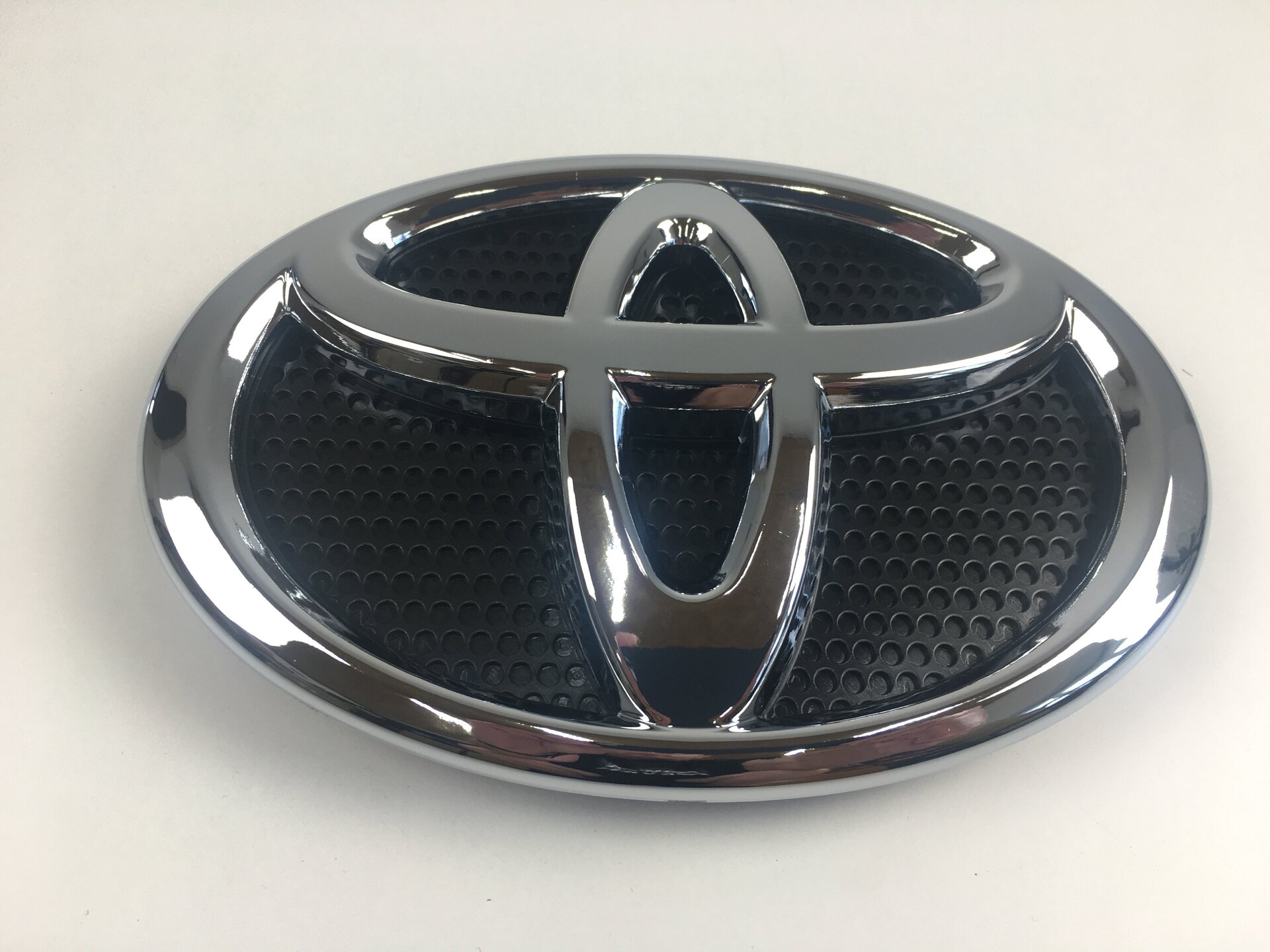 Емблема Toyota Land Cruiser 200 2015+ / Prado 150 2018+