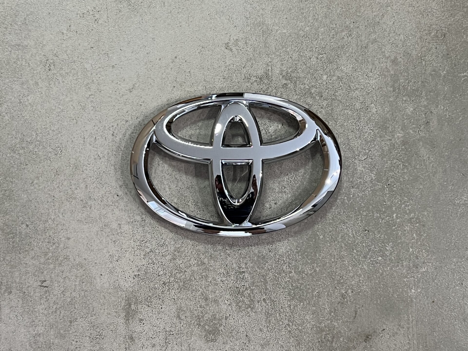 Лого емблема на решітку Toyota Land Cruiser 200 2012-2015