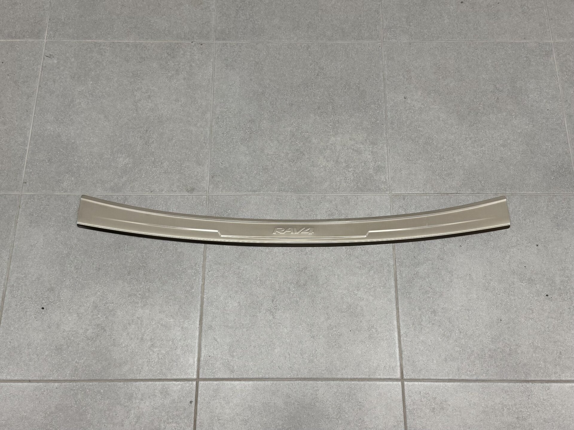 Накладка на задній бампер Toyota RAV-4 2013-2015 із загином (нержавіюча сталь)
