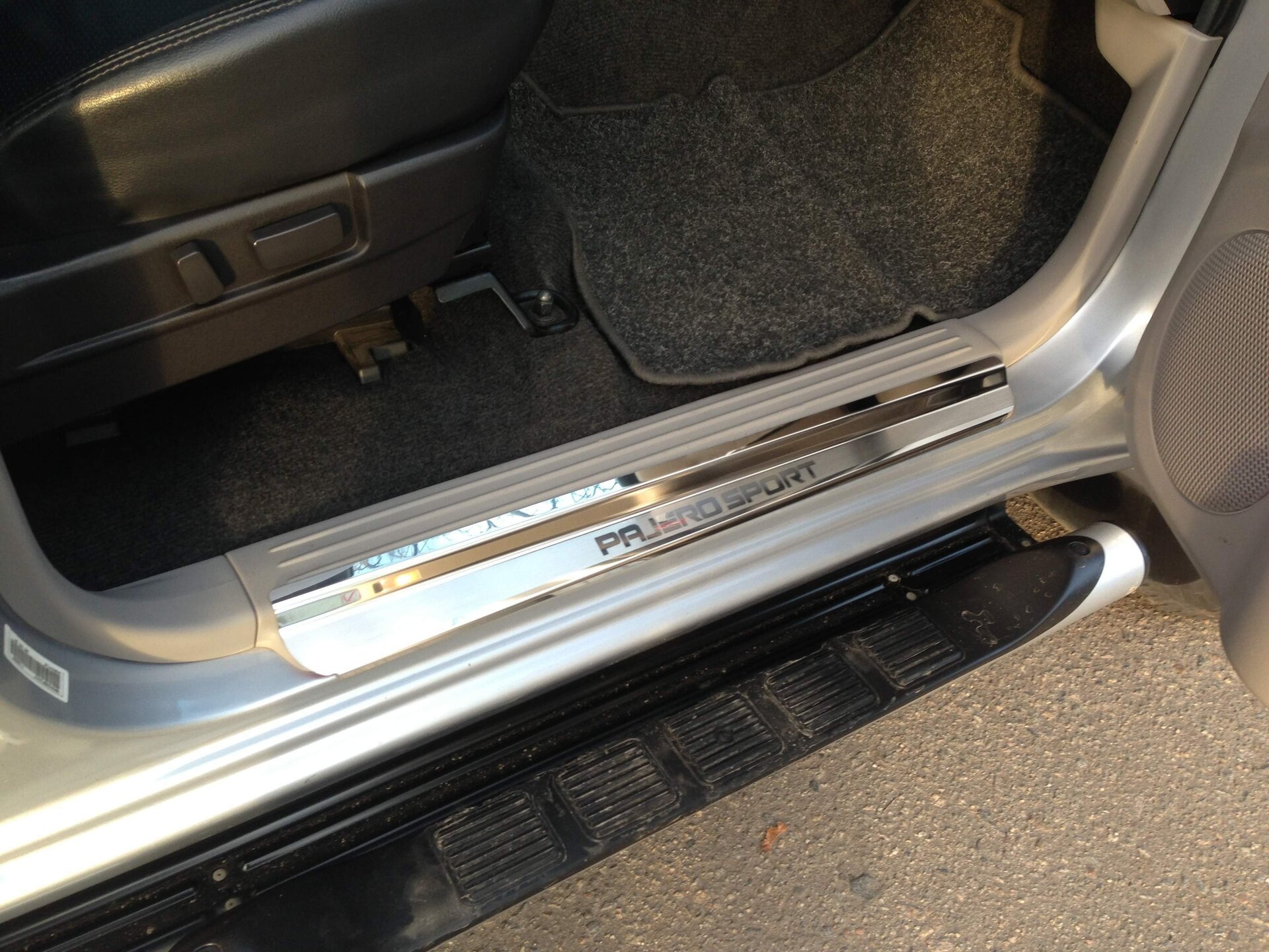 Накладки на пороги Mitsubishi Pajero Sport 2009-2015 Premium