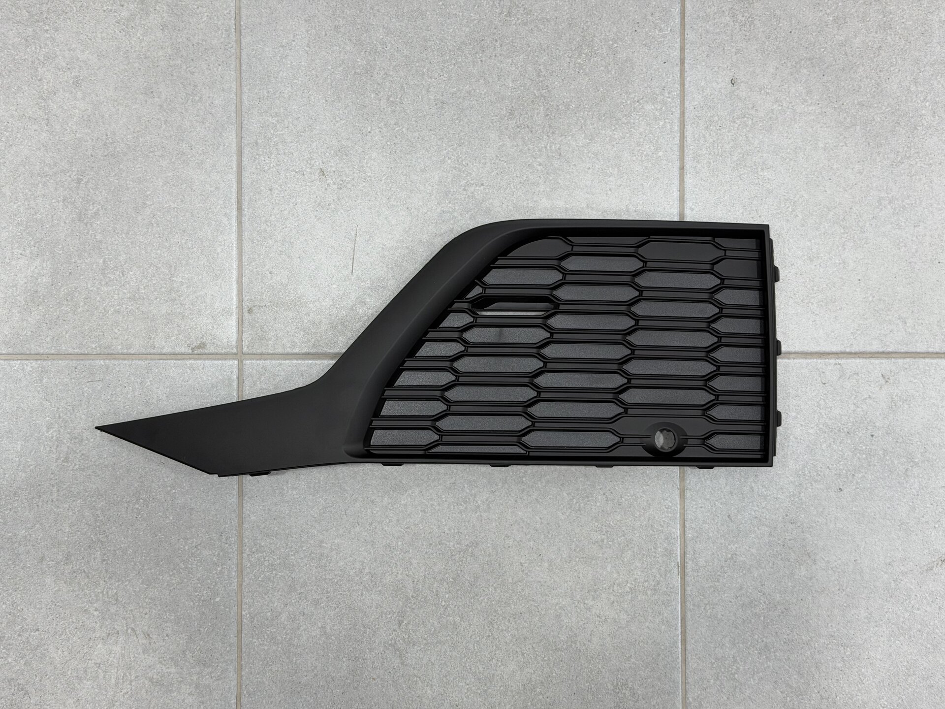 Решітка бампера ліва 4M0890681B S-Line BLACK для Audi Q7 2020-2024